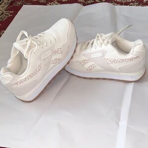 Reebok‎ Women's Leopard Print Sneakers size 8 light usage